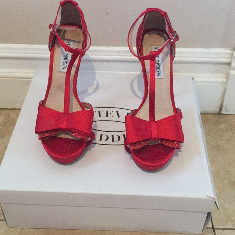 Steve Madden Red Bow heels size 6.5